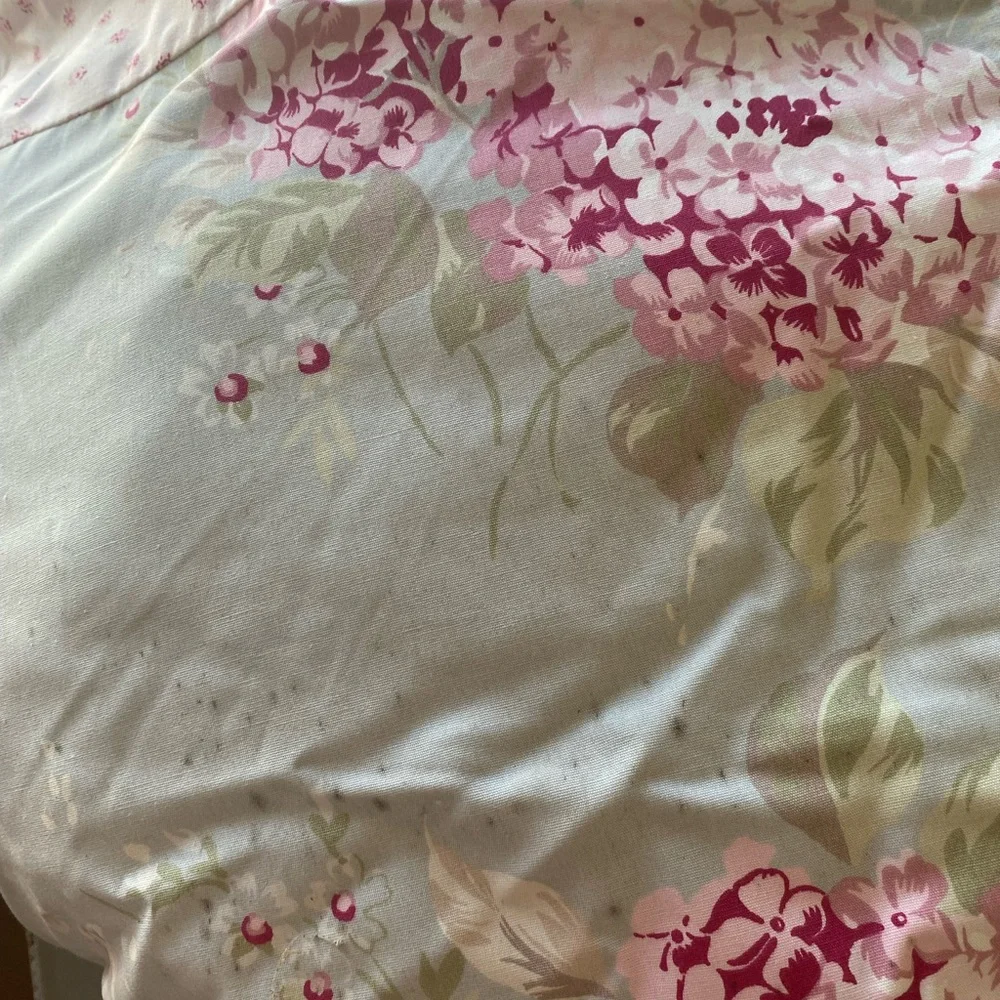 Rachel Ashwell Cozy Cream and floral Dog Bed. This is Vintage and retired.